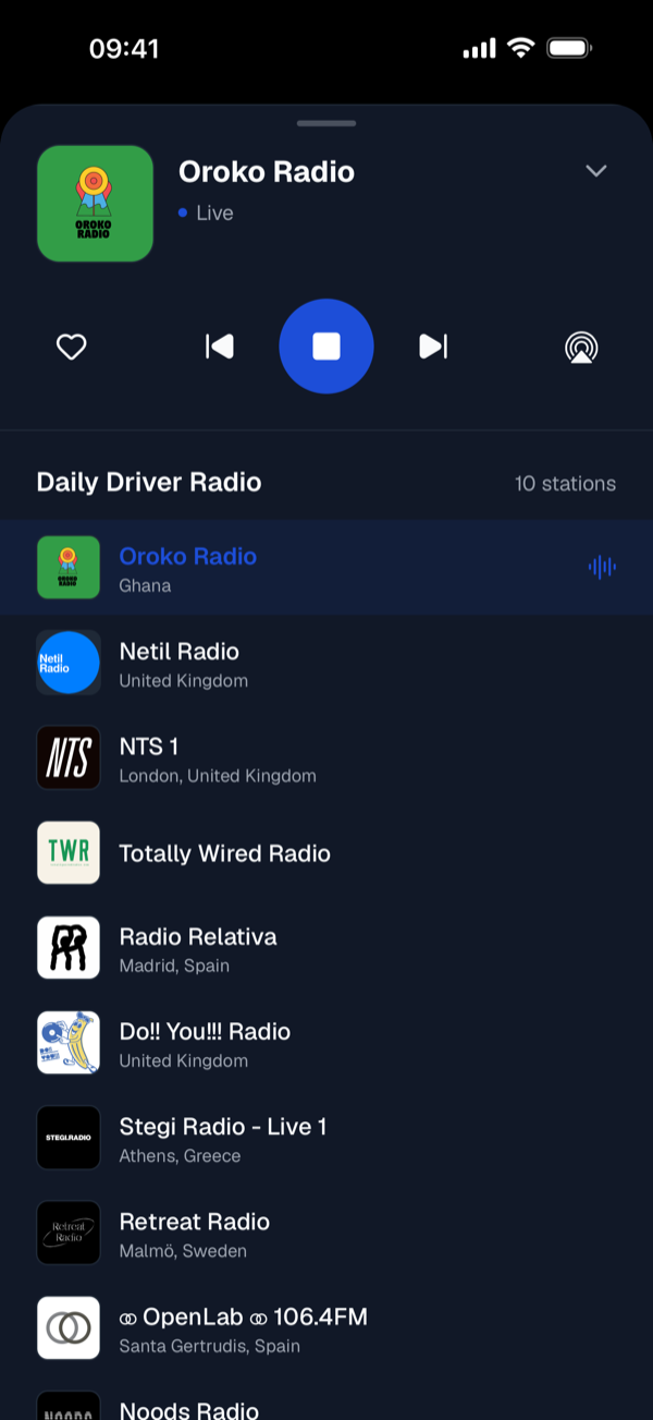 Commons Radio op iPhone — de radiospeler met Oroko Radio en de stations in een collectie